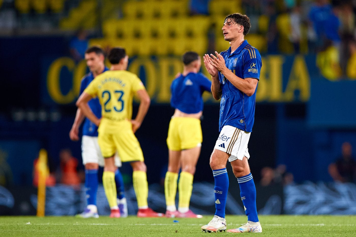 El Real Oviedo enseña la puerta a Oier Luengo y Brandon Domingues y sigue buscando un delantero