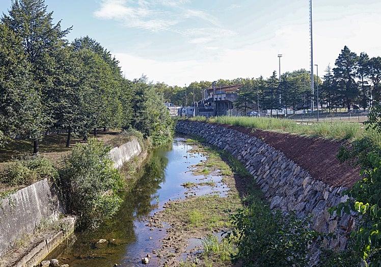 Escollera que sustituye al antiguo muro de hormigón a la altura del acceso a la pista de atletismo.