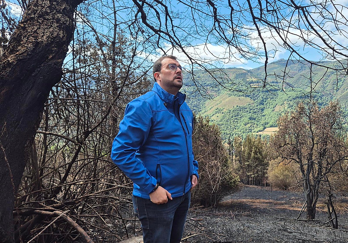 Adrián Barbón, durante su visita a Villamayor para conocer el daño de los fuegos..