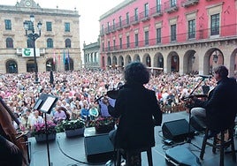 Los Cancios de Chigre sonaron ayer en la plaza Mayor en el que fue uno de los eventos más multitudinarios.