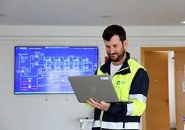 El jefe de la planta de La Lleda, Guillermo Noriega, envía una orden desde su ordenador, detrás, la pantalla con todos los datos sensorizados.