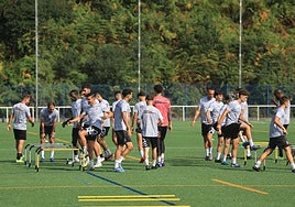 La plantilla del Real Avilés realizó una semana intensa de ensayos en vísperas al debut.