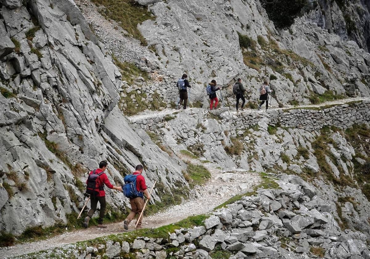 Reabre el tramo de la Ruta del Cares que pasa por Cabrales aunque con medidas de seguridad