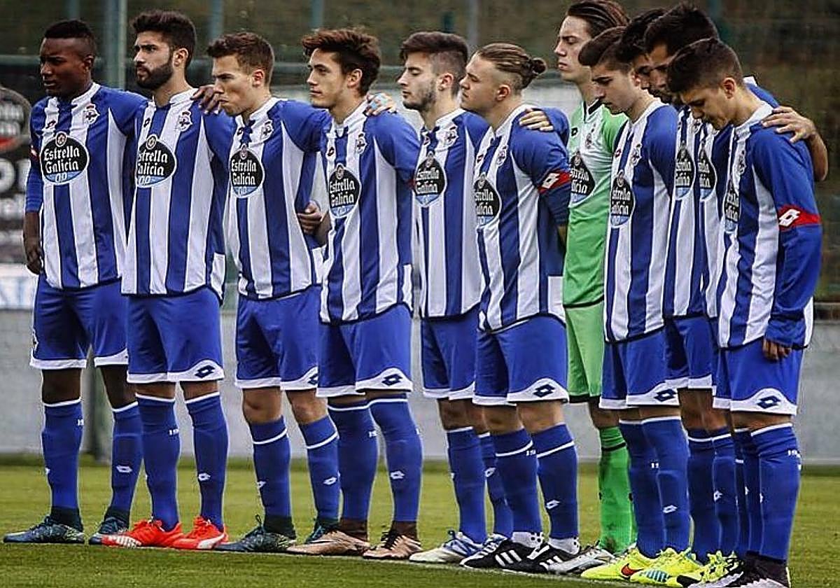 Juan Otero, primero por la izquierda, y Álex Corredera, cuarto, en la foto de equipo de uno de los partidos del Deportivo Fabril del curso 2015-16.
