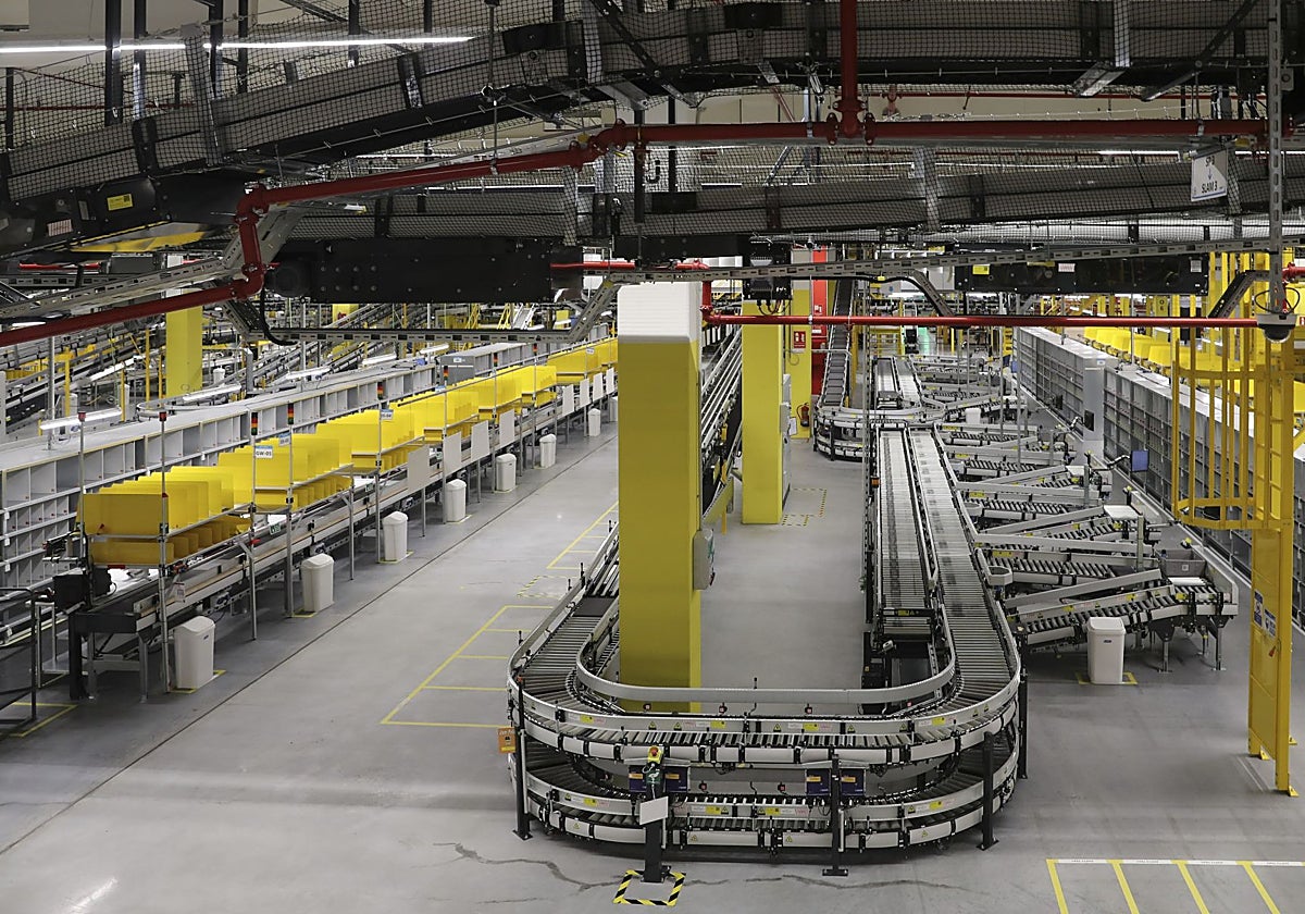 Interior de las instalaciones de Amazon en Bobes.