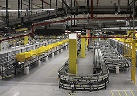 Interior de las instalaciones de Amazon en Bobes.