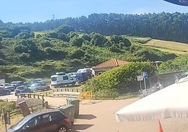 Vehículos aparcados en la playa de Xivares.