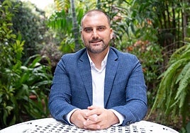 Alejandro Rodríguez, en el jardín tropical del hotel Hacienda de Abajo.