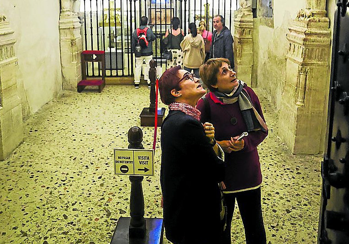 Un grupo de visitantes en la Cámara Santa.