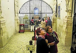 Un grupo de visitantes en la Cámara Santa.