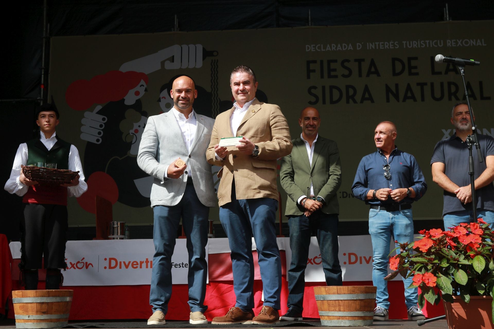 La XXXIV Fiesta de la Sidra Natural de Gijón se despide entre galardones y multitudes