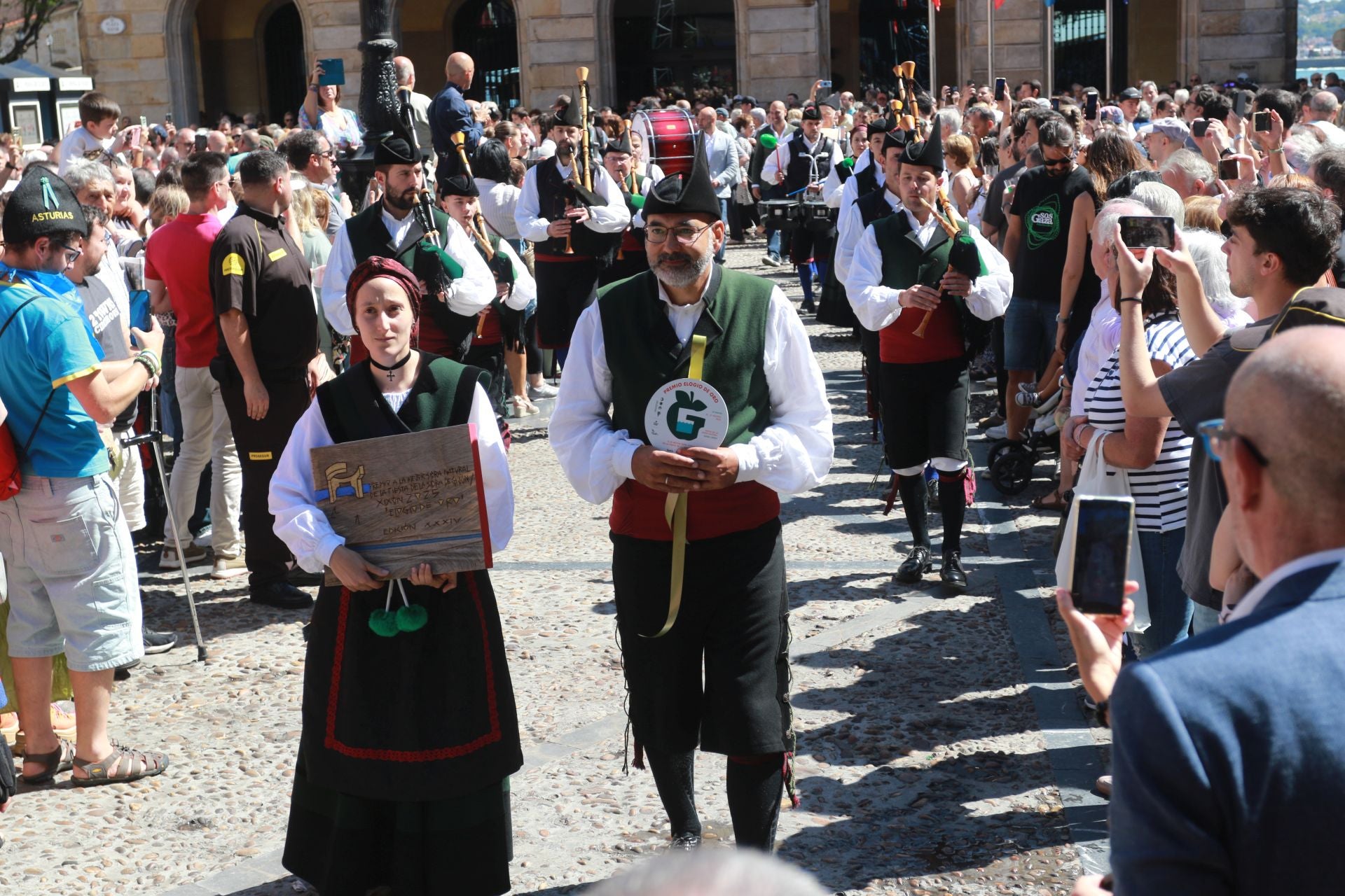 La XXXIV Fiesta de la Sidra Natural de Gijón se despide entre galardones y multitudes