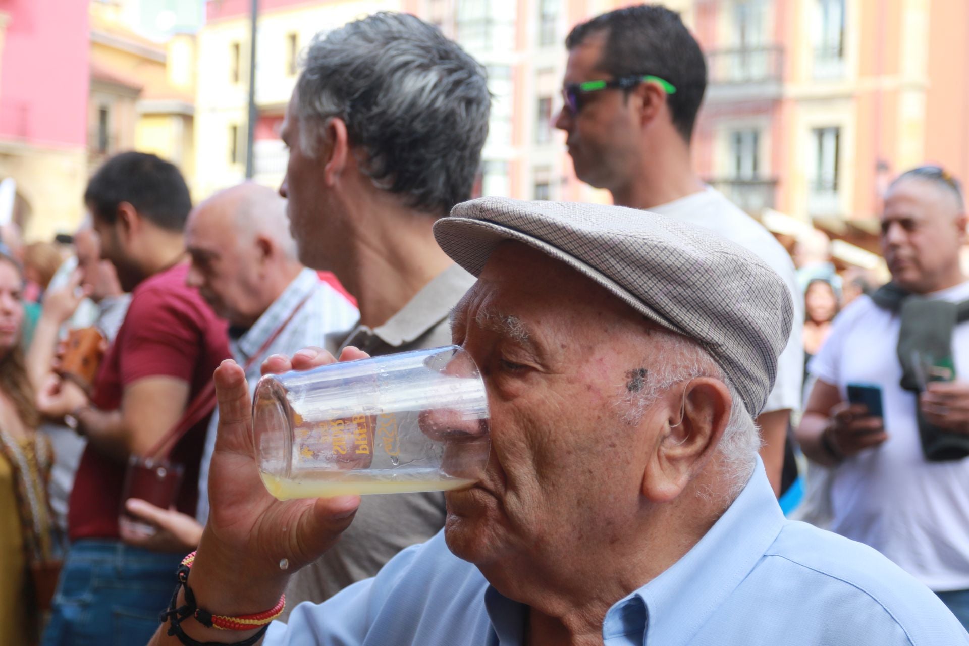 La XXXIV Fiesta de la Sidra Natural de Gijón se despide entre galardones y multitudes