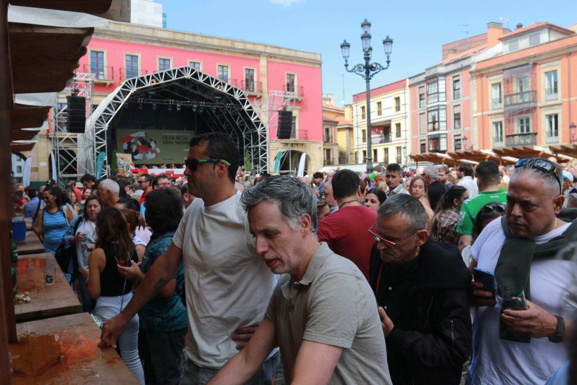 La XXXIV Fiesta de la Sidra Natural de Gijón se despide entre galardones y multitudes