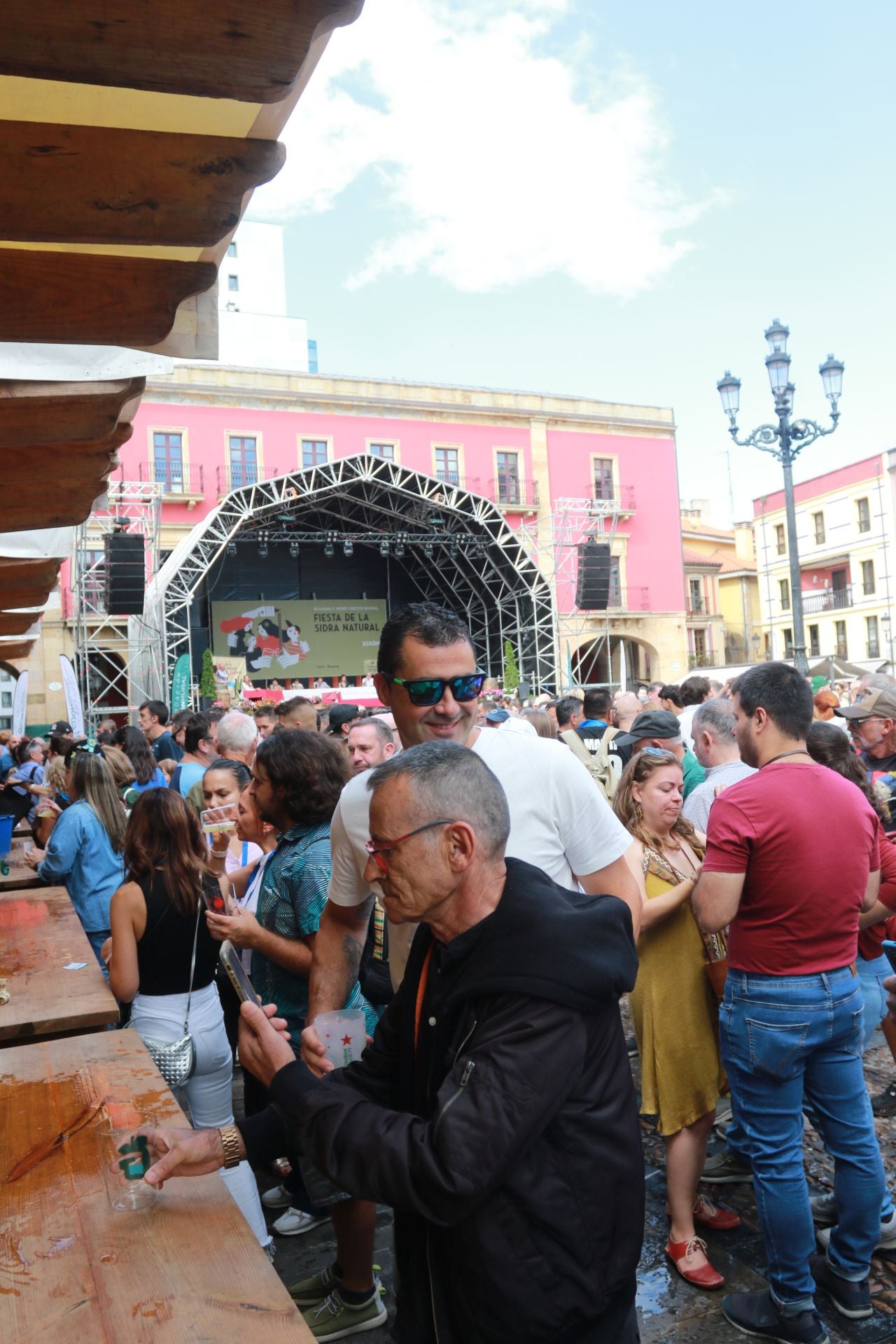 La XXXIV Fiesta de la Sidra Natural de Gijón se despide entre galardones y multitudes