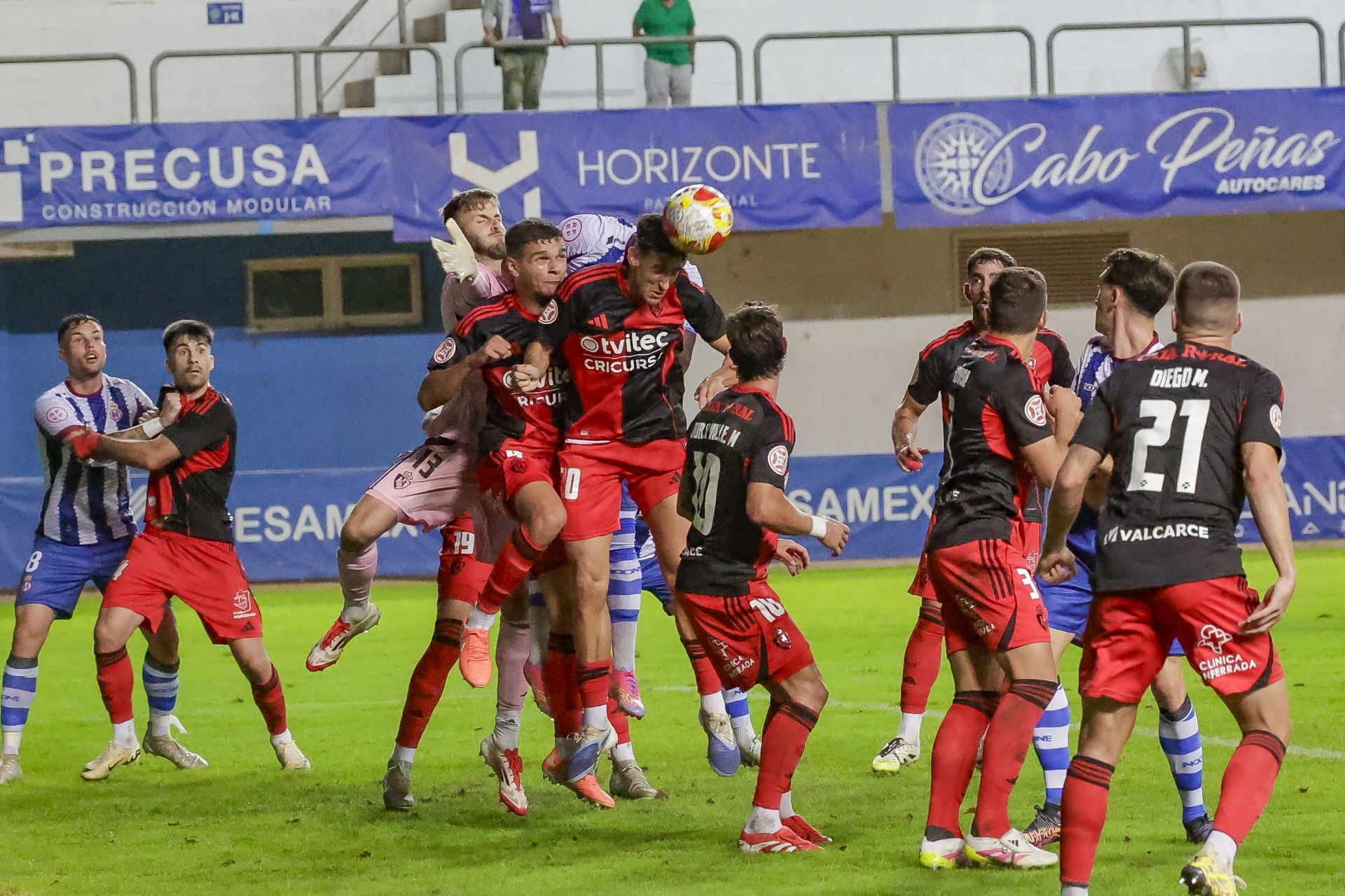 Las mejores jugadas del Real Avilés - Ponferradina en imágenes