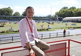 Pablo Blanco, en Las Mestas, con los obstáculos de fondo.