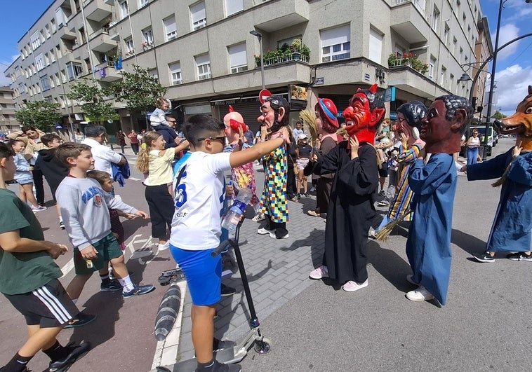 Los cabezudos asustan a niños y mayores en Lugones