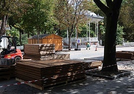 La instalación de las casetas hosteleras en el paseo del Bombé para San Mateo.