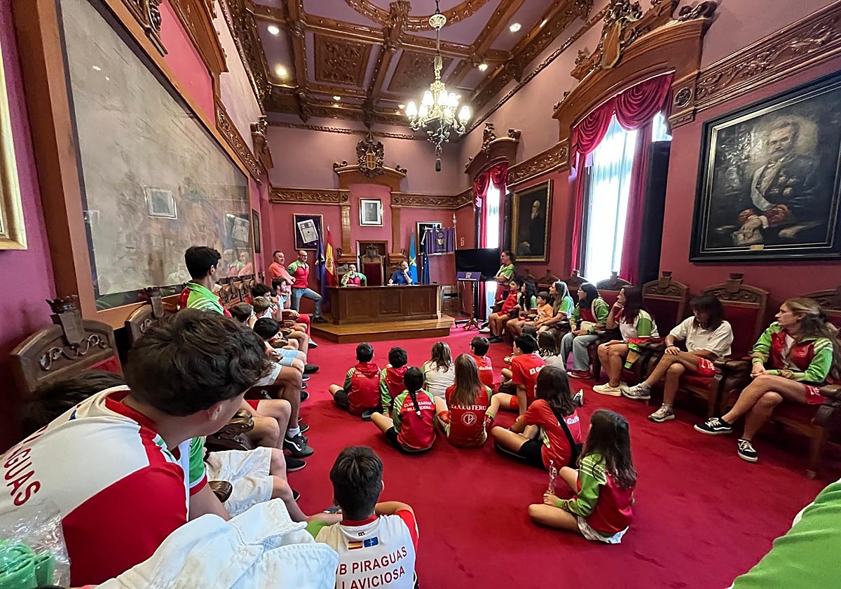 Firma del acuerdo de cesión de uso del edificio El Calieru entre el Club de Piraguas Villaviciosa-El Gaitero y el Ayuntamiento