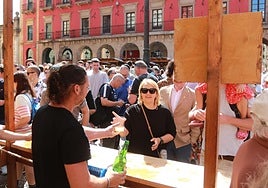 Cientos de personas disfrutaron de la sidra en Gijón.