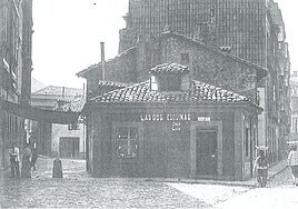 Bar Las Dos Esquinas, en la calle Salustio Regueral, visto desde Los Cuatro Cantones (actual Plaza de Italia) en los años treinta.