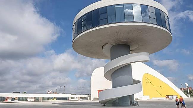 ¿Qué famoso arquitecto diseñó este singular complejo cultural avilesino?