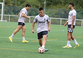 Osky ejecuta un pase durante un entrenamiento de la pasada temporada.