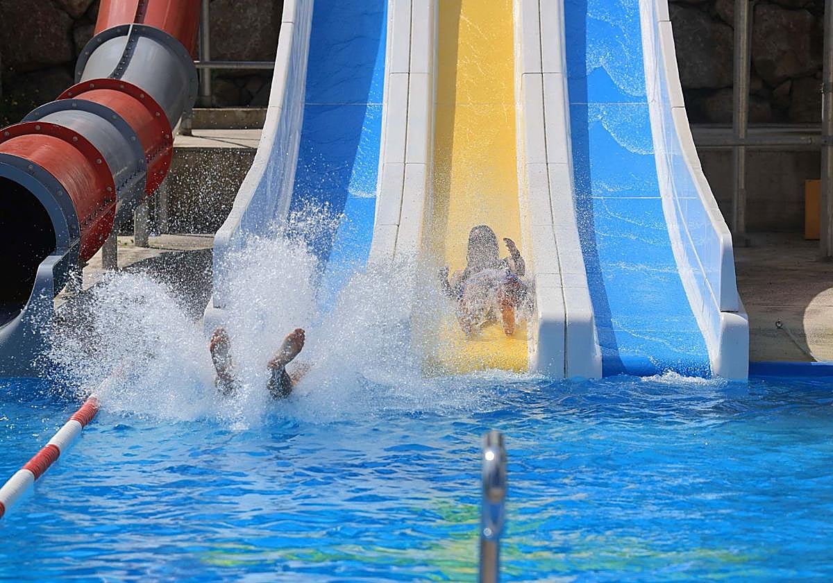 Usuarios disfrutando del Parque Acuático de Corvera.