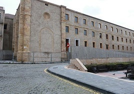 Estado actual del edificio de Tabacalera, pendiente de la licitación de las obras para convertirlo en un centro de arte.