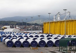 Más de treinta piezas de Windar destinadas a un parque eólico marino, en el puerto de Avilés.