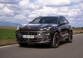 El CUPRA Terramar es un SUV del segmento medio que mide 4,5 metros de largo, y que con el motor híbrido enchufable alcanza los 123 kilómetros de autonomía eléctrica.