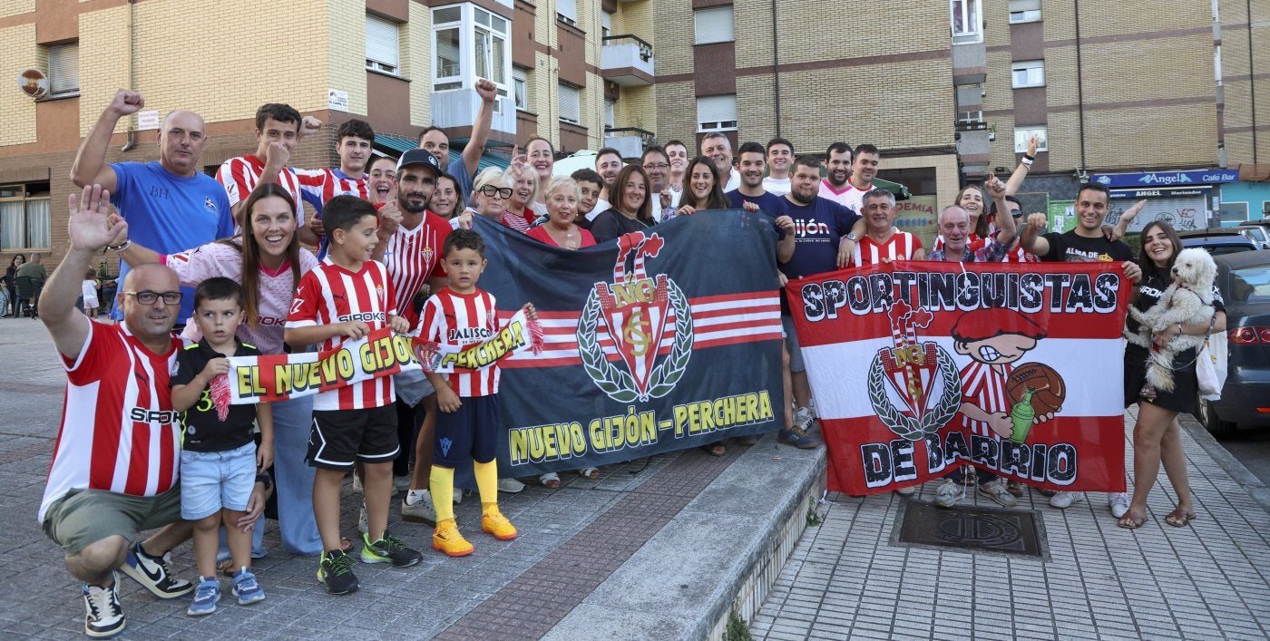 Miembros de la Peña Nuevo Gijón-Perchera, muchos de los cuales viajarán a La Coruña para acompañar al Sporting.