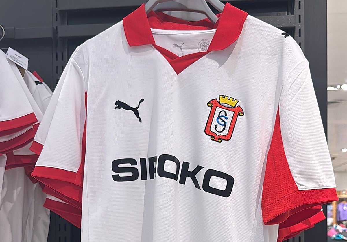 La camiseta, divulgada por un aficionado en sus redes sociales.