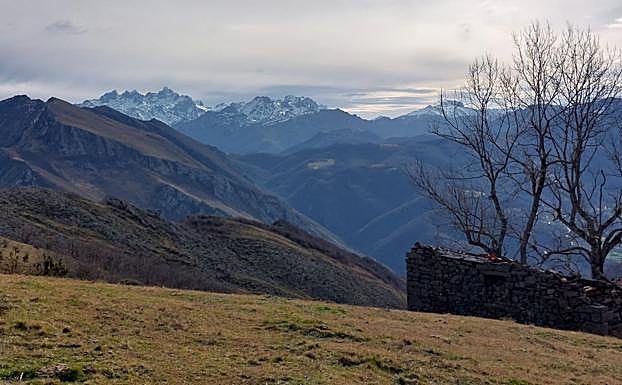 Vistas a Picos de Europa desde el collau Taranes.