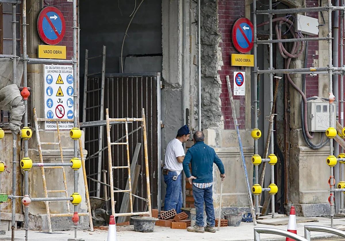 Trabajadores de la construcción, en una obra en Gijón.