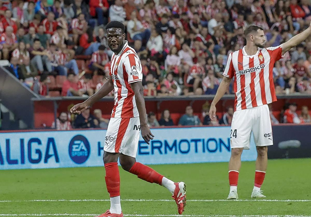 Una jugada del anterior partido del Real Sporting de Gijón.