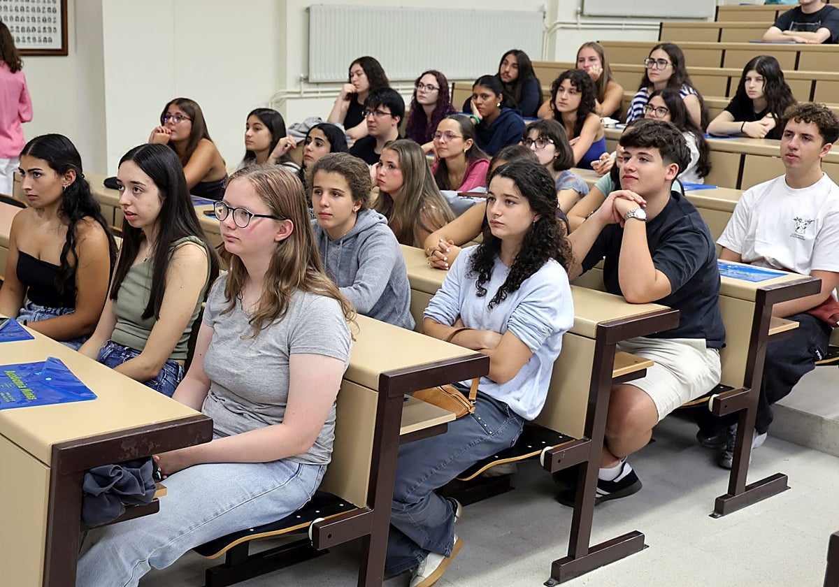 Nuevos estudiantes de la Facultad de Química de la Universidad de Oviedo.