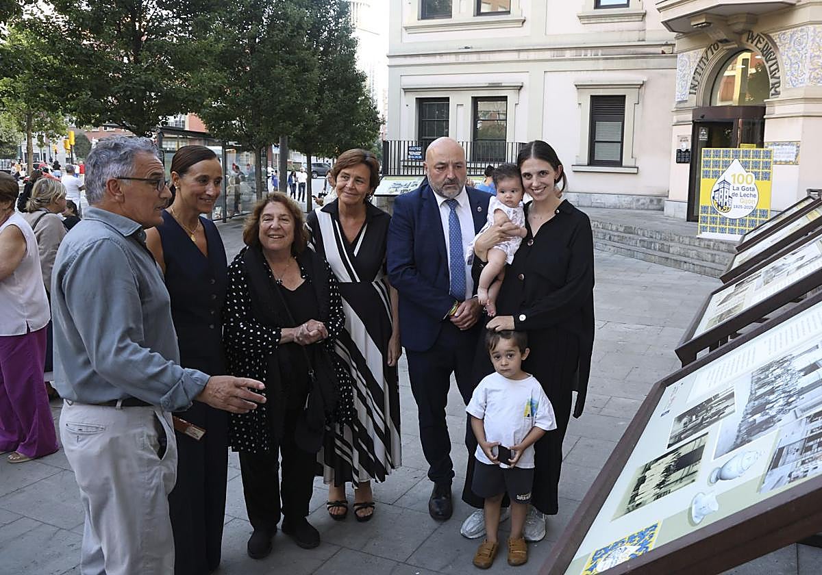 Las autoridades posan con los descendientes del doctor Avelino González, impulsor de La Gota de Leche de Gijón.