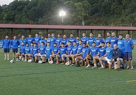 Primera foto de grupo de la temporada antes de iniciar el entrenamiento en La Toba.