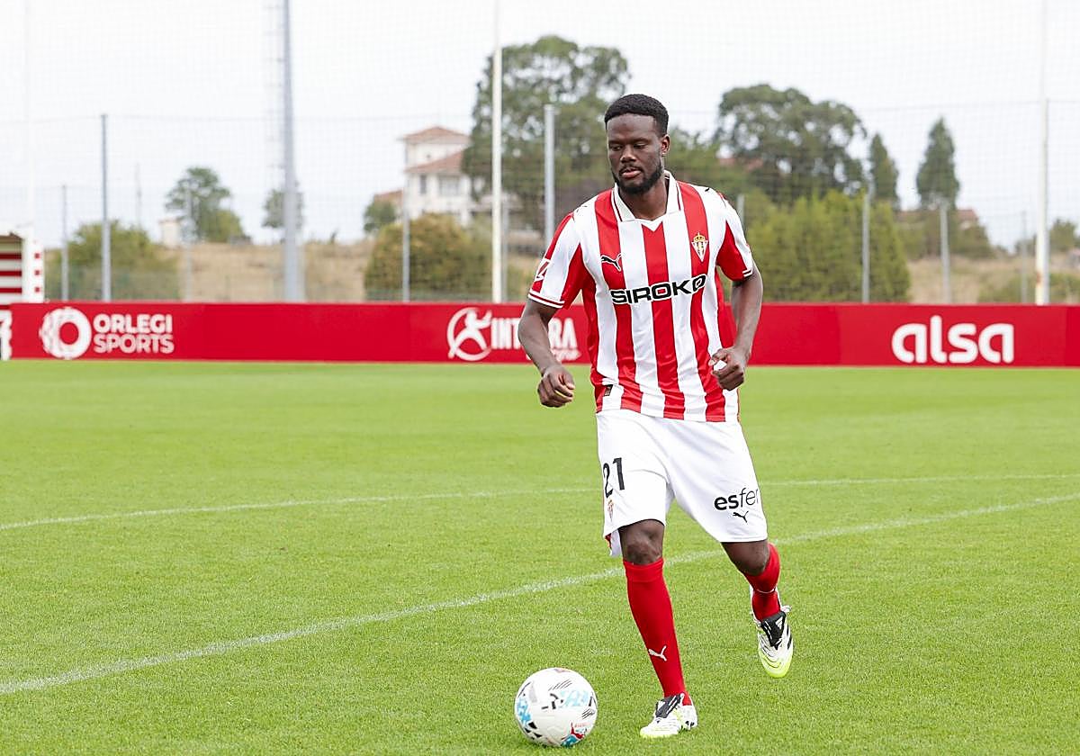 Loum se retira del entrenamiento del Sporting con molestias