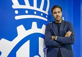 Miguel Linares, en el Suárez Puerta, delante del escudo del Real Avilés Industrial.