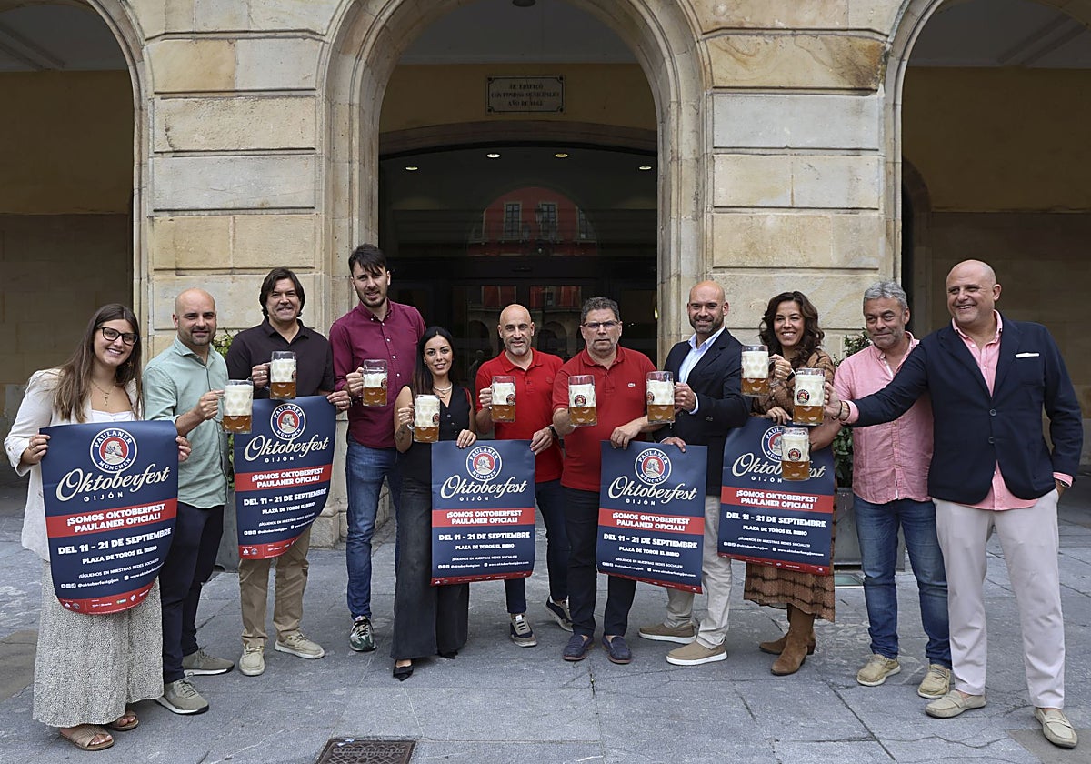Organizadores, patrocinadores y representantes municipales, brindando junto al cartel del Oktoberfest.