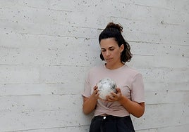 La artista con la obra galardonada.