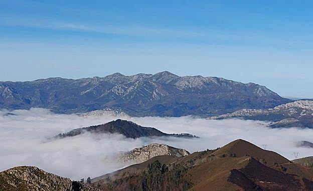Mirando hacia la sierra del Sueve desde el picu L´Arbolin, alto modesto y asequible al que se llega siguiendo la «ruta del rey Favila».