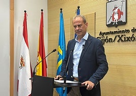 El concejal Tino Vaquero, durante su rueda de prensa en el Ayuntamiento de Gijón.