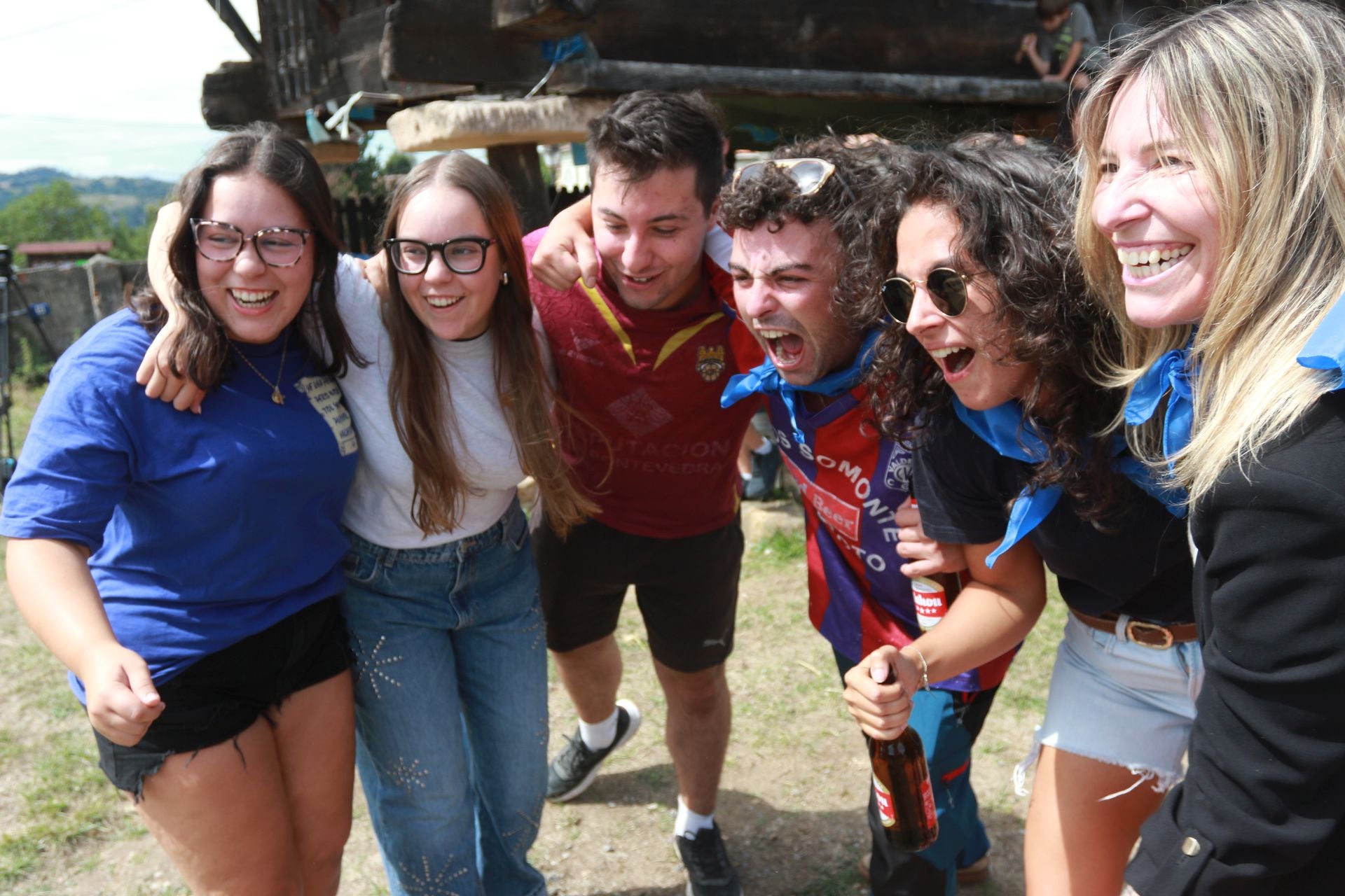 Bien de sidra y comedia en Valdesoto para celebrar su Pueblo Ejemplar