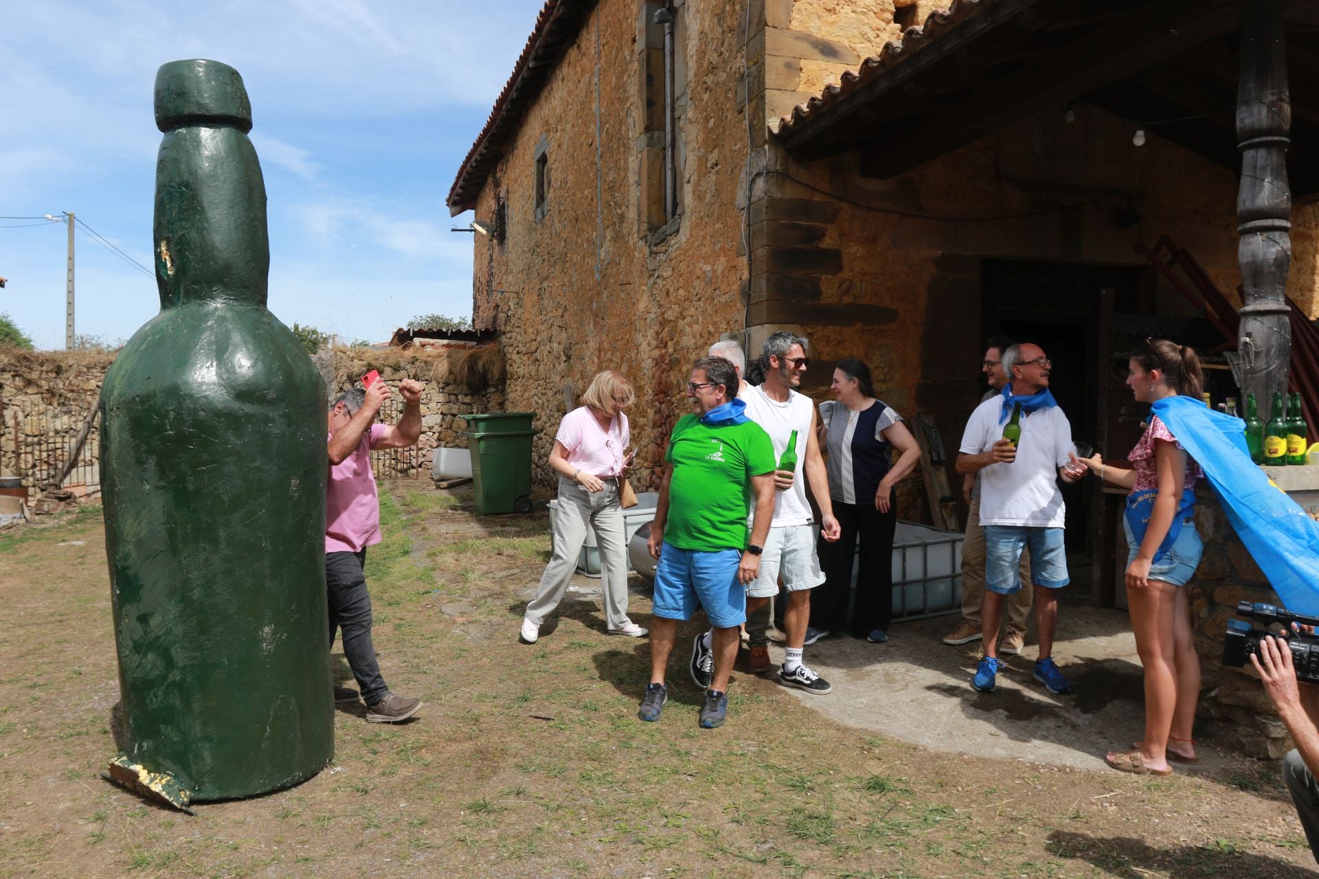Bien de sidra y comedia en Valdesoto para celebrar su Pueblo Ejemplar
