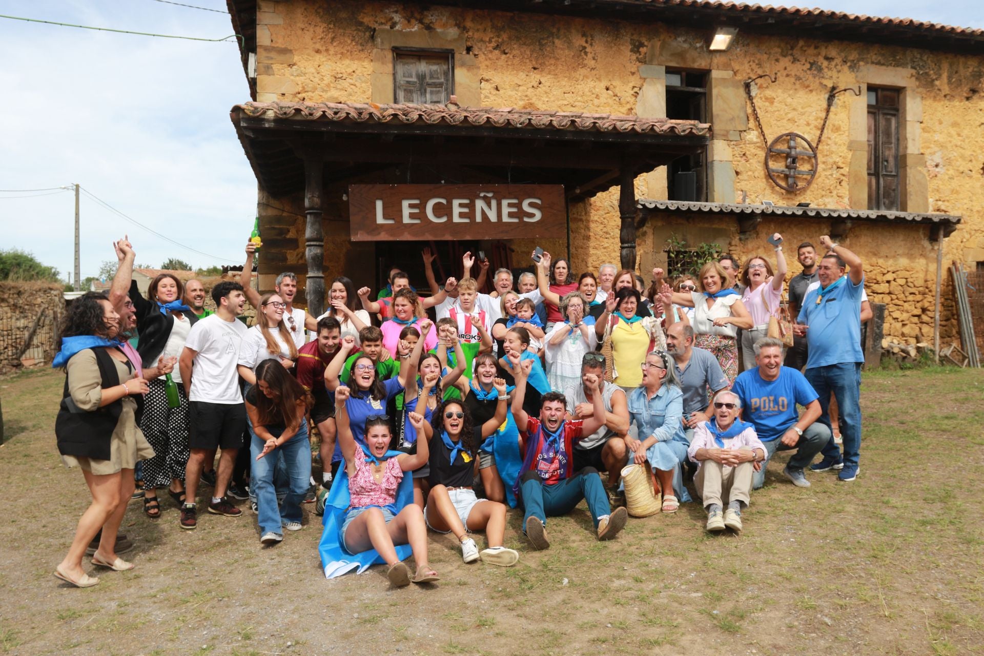 Bien de sidra y comedia en Valdesoto para celebrar su Pueblo Ejemplar