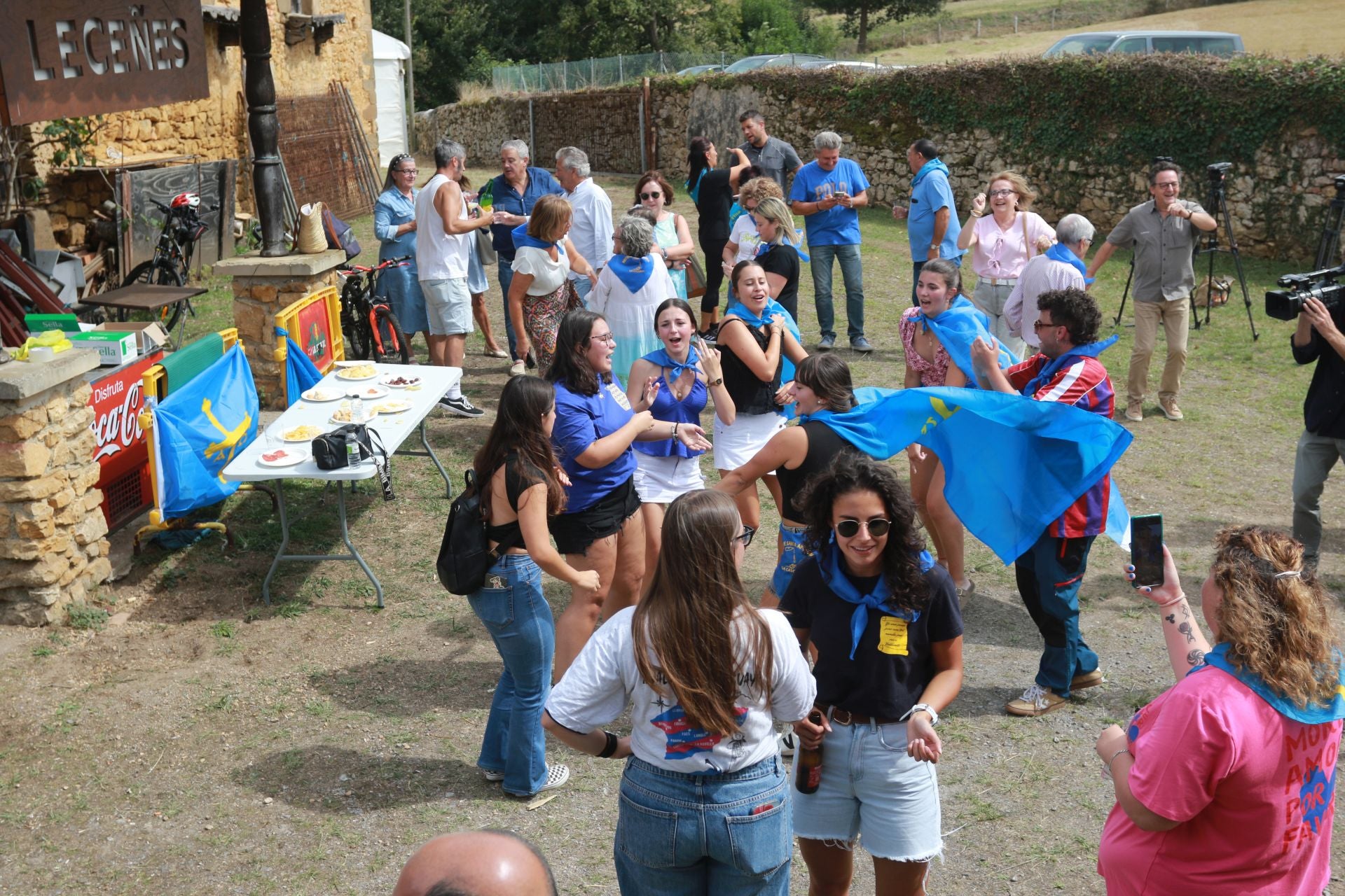 Bien de sidra y comedia en Valdesoto para celebrar su Pueblo Ejemplar